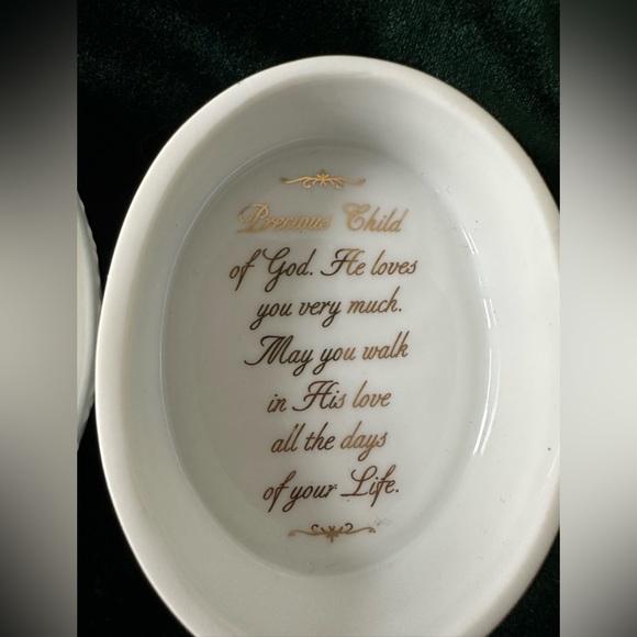 Porcelain trinket with cover by artist Katherine Andrews Fincher. - Picture 3 of 11